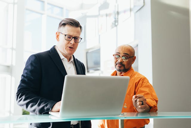 Employee and manager discussing on the monitoring software